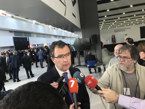 El primer vuelo de Corvera ya ha tomado tierra procedente de East Midlands. Esta inauguración ha contado con la presencia de su Majestad el Rey Felipe VI, el presidente de la Región, Fernando López Miras, el ministro de Fomento, José Luis Ábalos, y el delegado del gobierno de la Región de Murcia, Diego Conesa.