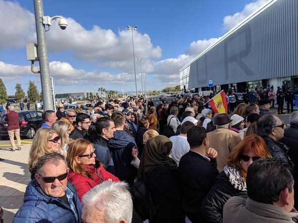 El primer vuelo de Corvera ya ha tomado tierra procedente de East Midlands. Esta inauguración ha contado con la presencia de su Majestad el Rey Felipe VI, el presidente de la Región, Fernando López Miras, el ministro de Fomento, José Luis Ábalos, y el delegado del gobierno de la Región de Murcia, Diego Conesa.