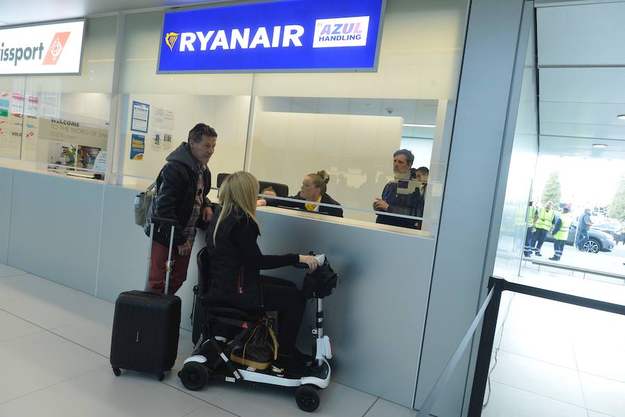 El primer avión en tocar tierra llegó con 25 minutos de antelación tras completar un vuelo sin incidentes
