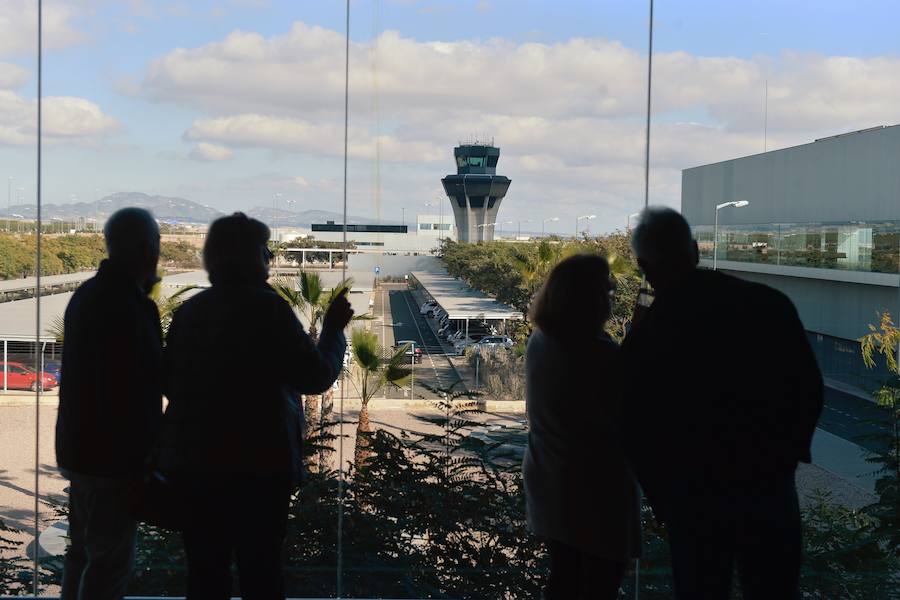 El primer avión en tocar tierra llegó con 25 minutos de antelación tras completar un vuelo sin incidentes
