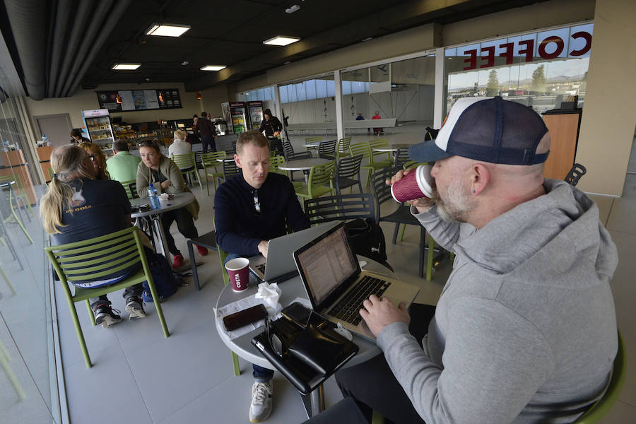 El primer avión en tocar tierra llegó con 25 minutos de antelación tras completar un vuelo sin incidentes