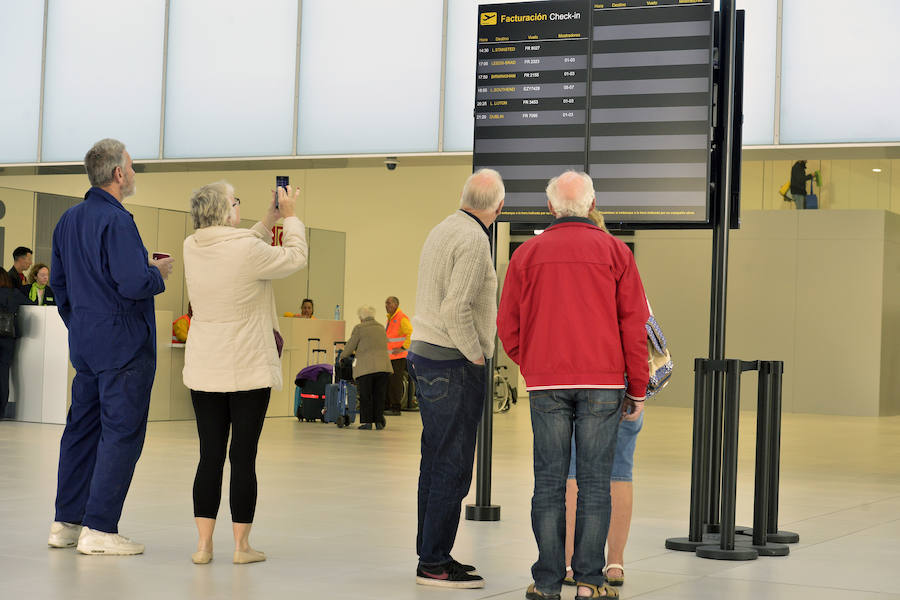 El primer avión en tocar tierra llegó con 25 minutos de antelación tras completar un vuelo sin incidentes