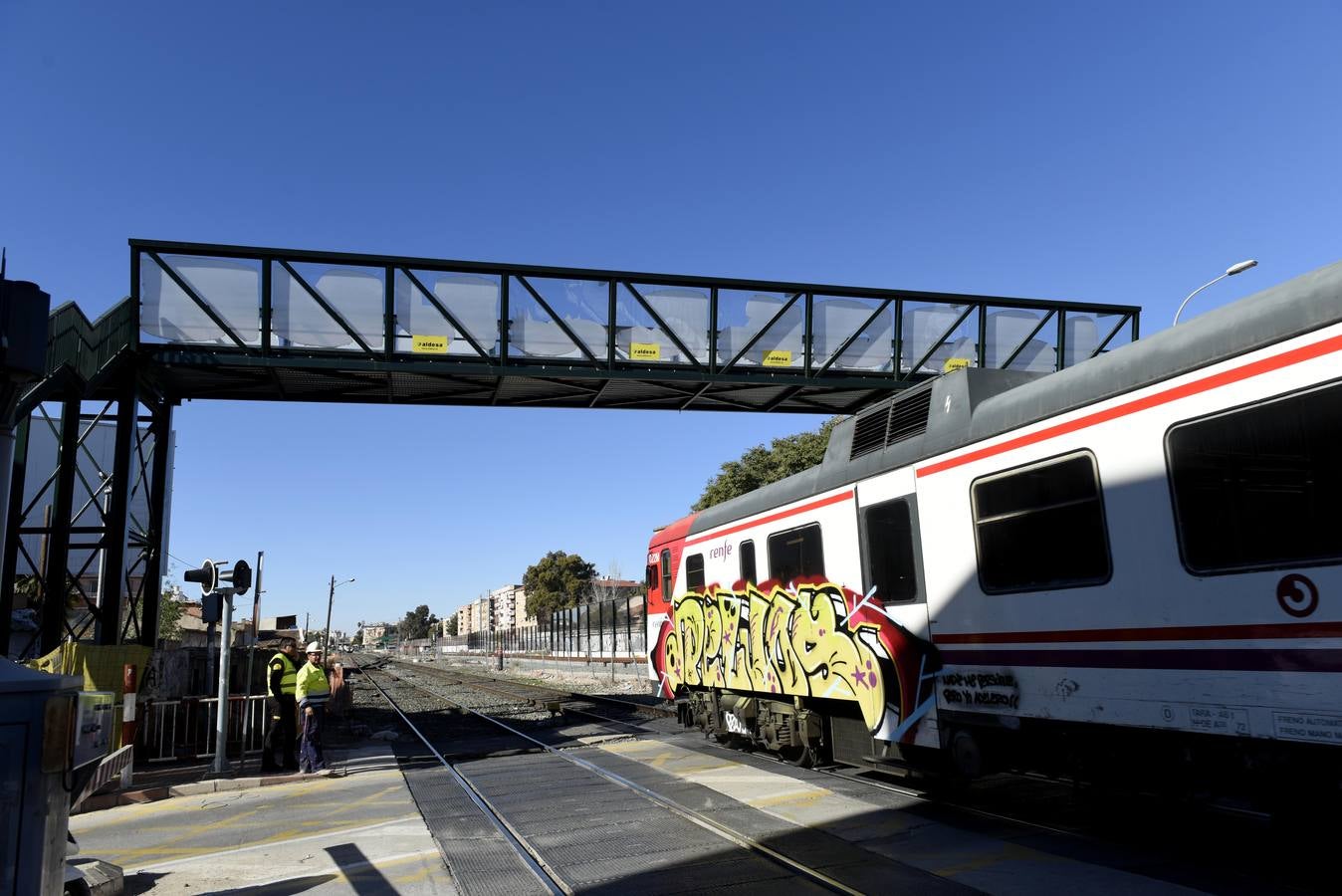 Adif tiene listos los cuatro elevadores para facilitar el acceso a la estructura metálica de Santiago el Mayor, que contarán con espacio para transportar bicis y sillas de ruedas 