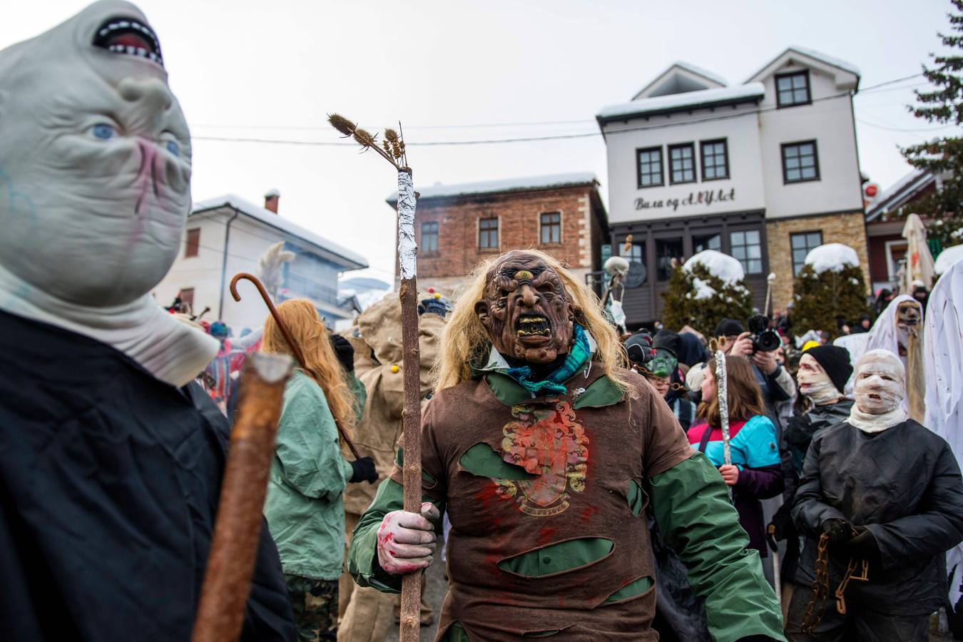 Participantes disfrazados asisten a la tradicional celebración del Carnaval Vevcani, que marca el Día ortodoxo de ´San Vasilij´, en Macedonia. Durante estos días las calles, casas y prados de Vevcani se convierten en una gran escena, a la que salen los hombres disfrazados.