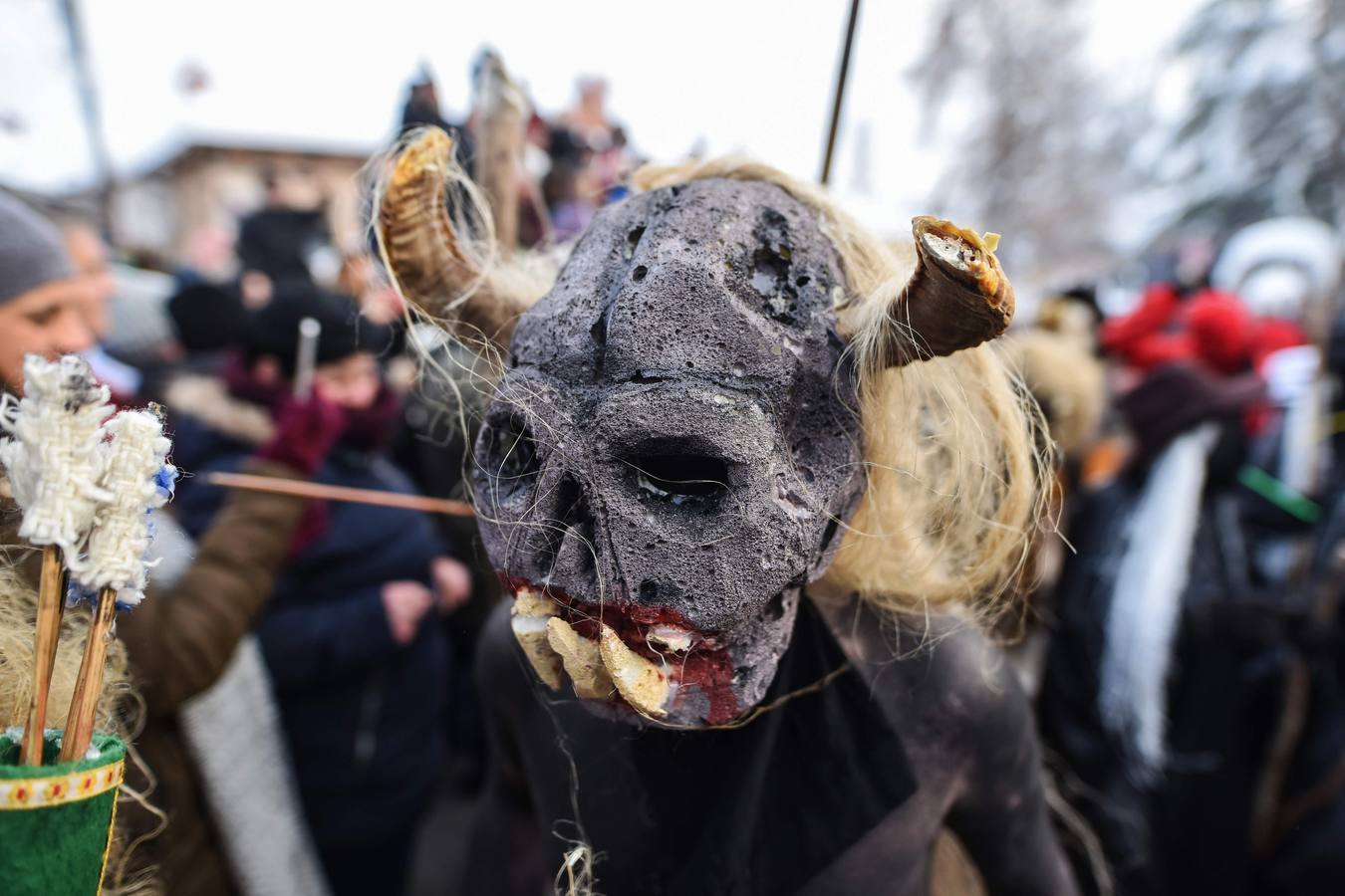 Participantes disfrazados asisten a la tradicional celebración del Carnaval Vevcani, que marca el Día ortodoxo de ´San Vasilij´, en Macedonia. Durante estos días las calles, casas y prados de Vevcani se convierten en una gran escena, a la que salen los hombres disfrazados.