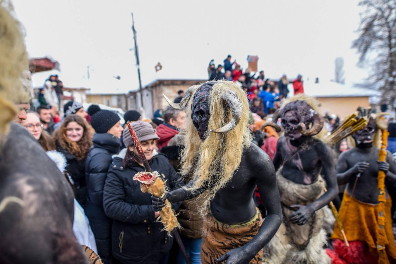 Participantes disfrazados asisten a la tradicional celebración del Carnaval Vevcani, que marca el Día ortodoxo de ´San Vasilij´, en Macedonia. Durante estos días las calles, casas y prados de Vevcani se convierten en una gran escena, a la que salen los hombres disfrazados.