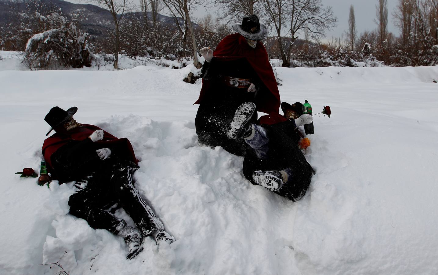 Participantes disfrazados asisten a la tradicional celebración del Carnaval Vevcani, que marca el Día ortodoxo de ´San Vasilij´, en Macedonia. Durante estos días las calles, casas y prados de Vevcani se convierten en una gran escena, a la que salen los hombres disfrazados.