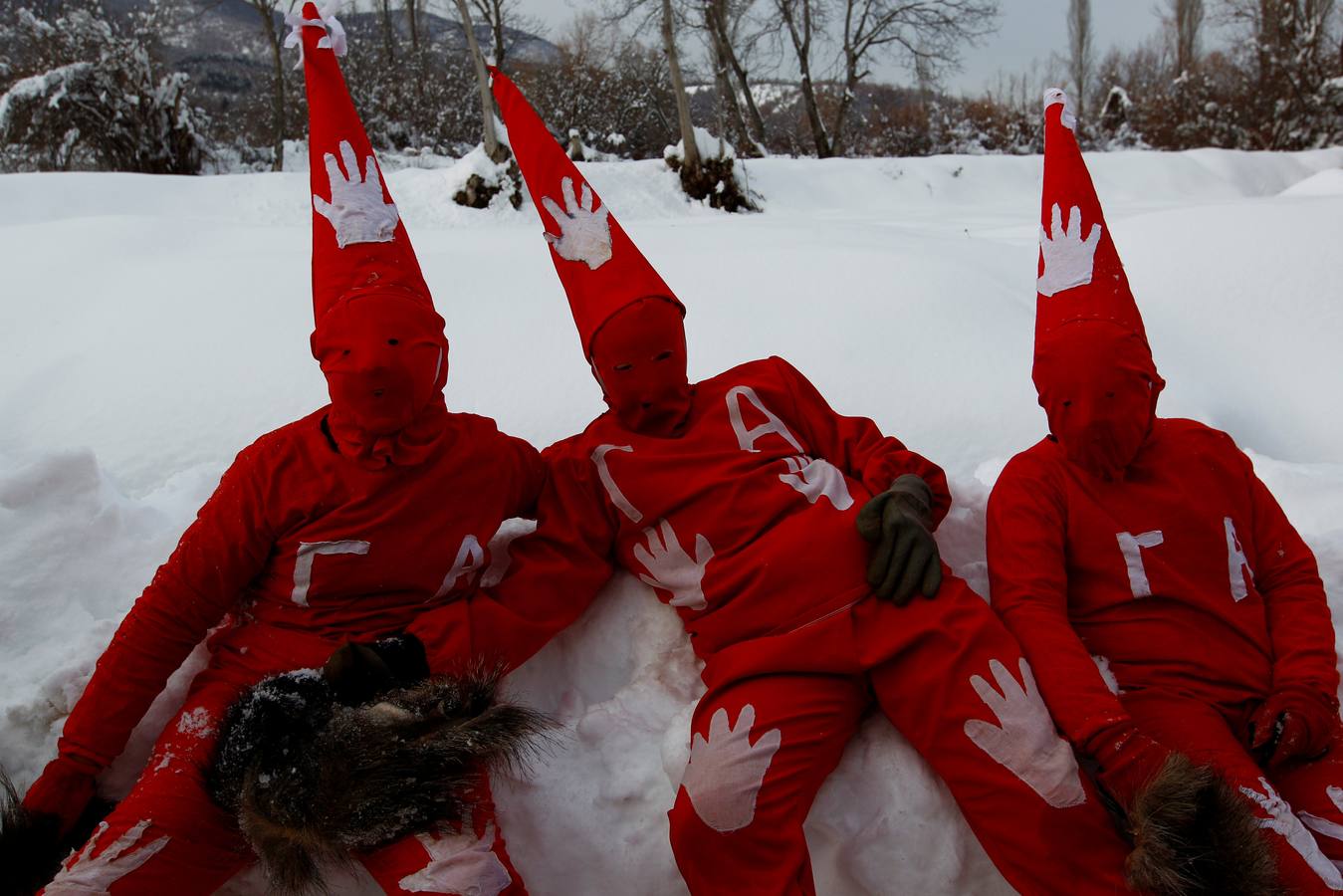 Participantes disfrazados asisten a la tradicional celebración del Carnaval Vevcani, que marca el Día ortodoxo de ´San Vasilij´, en Macedonia. Durante estos días las calles, casas y prados de Vevcani se convierten en una gran escena, a la que salen los hombres disfrazados.