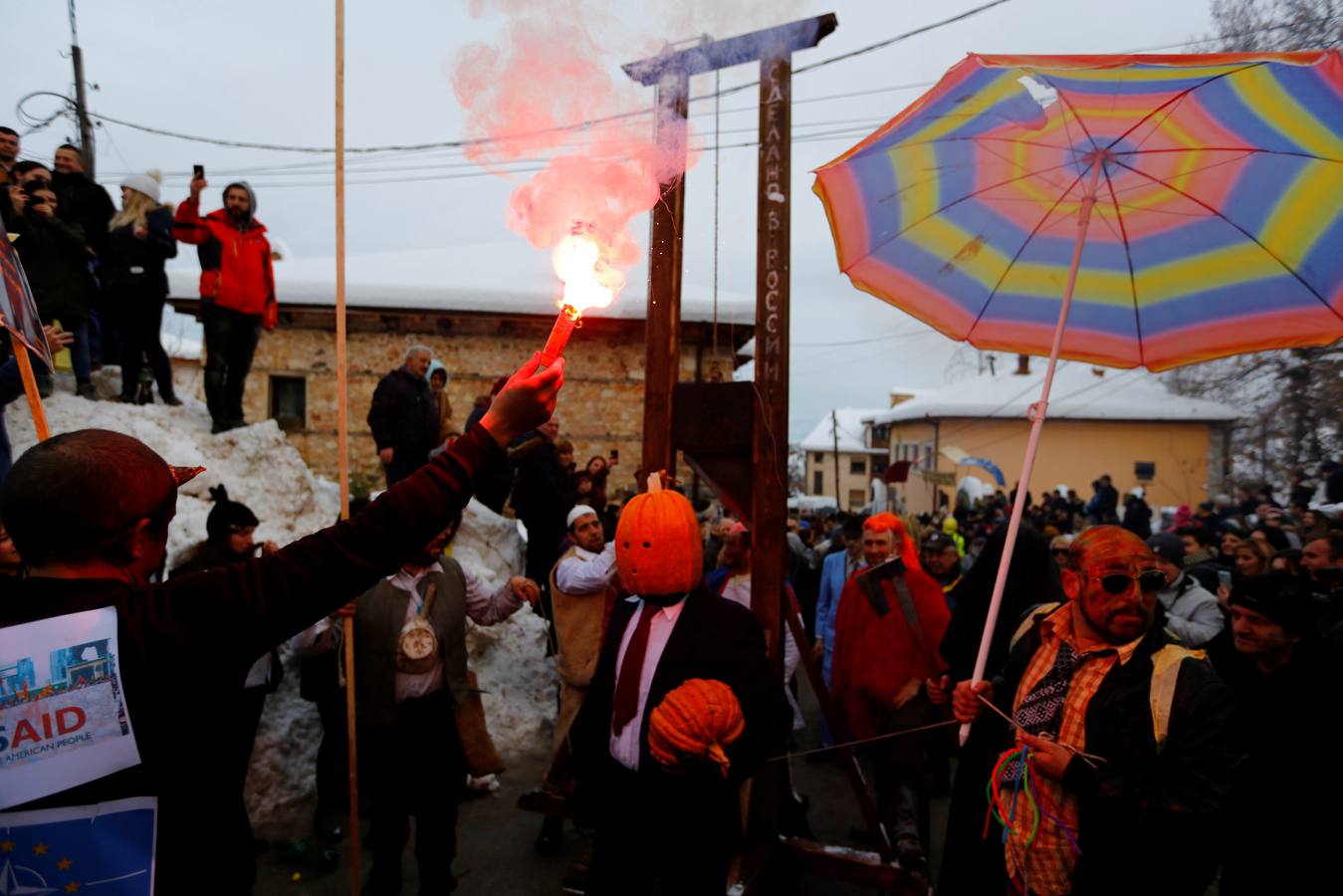 Participantes disfrazados asisten a la tradicional celebración del Carnaval Vevcani, que marca el Día ortodoxo de ´San Vasilij´, en Macedonia. Durante estos días las calles, casas y prados de Vevcani se convierten en una gran escena, a la que salen los hombres disfrazados.