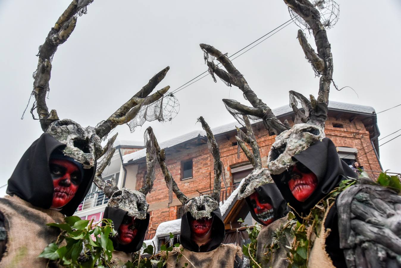 Participantes disfrazados asisten a la tradicional celebración del Carnaval Vevcani, que marca el Día ortodoxo de ´San Vasilij´, en Macedonia. Durante estos días las calles, casas y prados de Vevcani se convierten en una gran escena, a la que salen los hombres disfrazados.