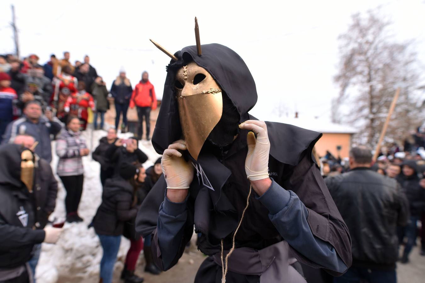 Participantes disfrazados asisten a la tradicional celebración del Carnaval Vevcani, que marca el Día ortodoxo de ´San Vasilij´, en Macedonia. Durante estos días las calles, casas y prados de Vevcani se convierten en una gran escena, a la que salen los hombres disfrazados.