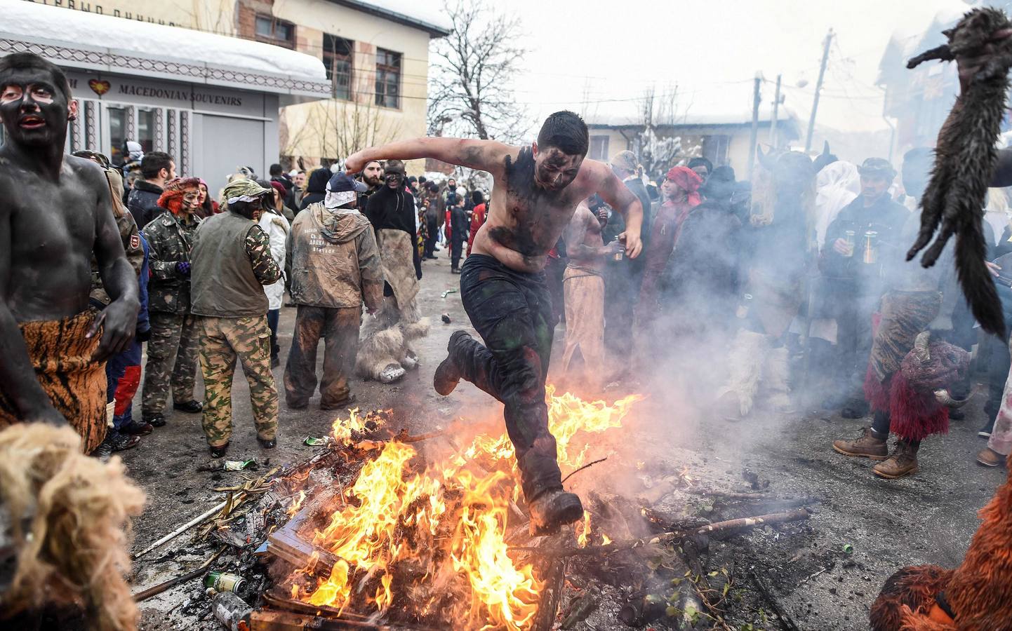 Participantes disfrazados asisten a la tradicional celebración del Carnaval Vevcani, que marca el Día ortodoxo de ´San Vasilij´, en Macedonia. Durante estos días las calles, casas y prados de Vevcani se convierten en una gran escena, a la que salen los hombres disfrazados.