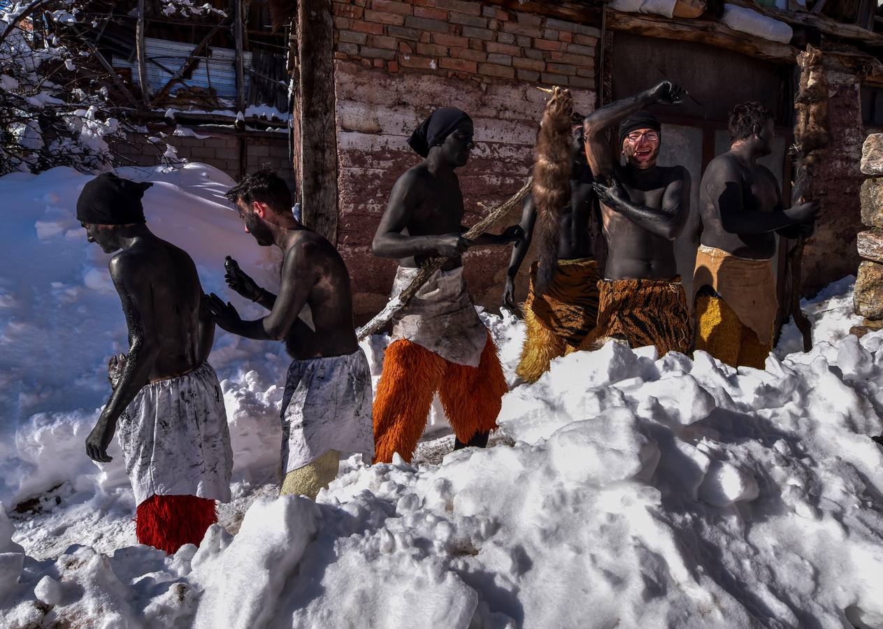 Participantes disfrazados asisten a la tradicional celebración del Carnaval Vevcani, que marca el Día ortodoxo de ´San Vasilij´, en Macedonia. Durante estos días las calles, casas y prados de Vevcani se convierten en una gran escena, a la que salen los hombres disfrazados.