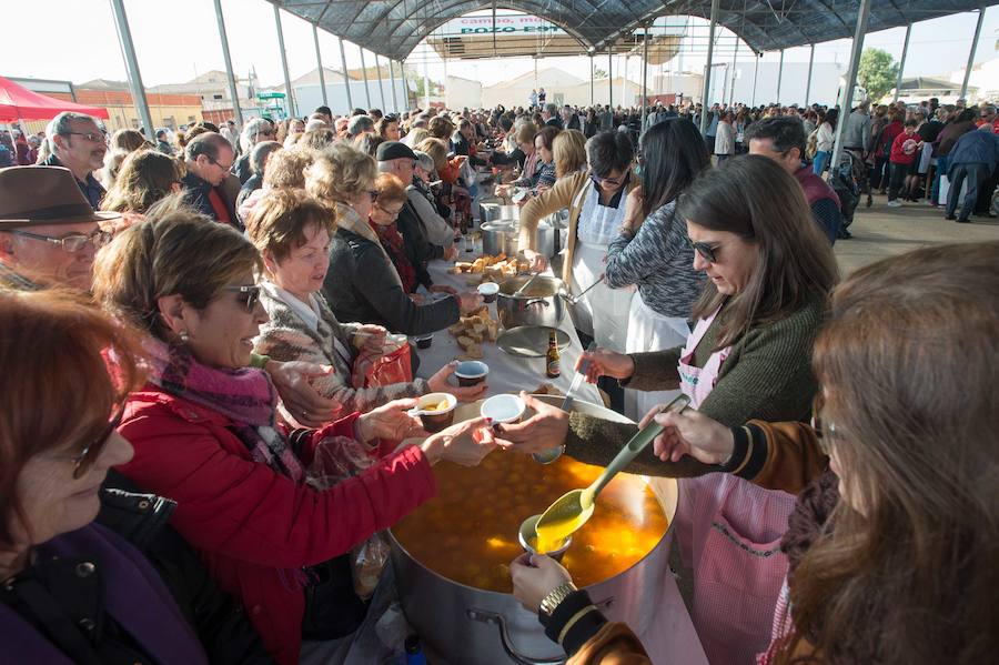 El patio del Palacio Episcopal acogió una celebración en la que se sirvió el tradicional boniato dulce y mistela, un postre con el que antiguamente se celebraba esta onomástica