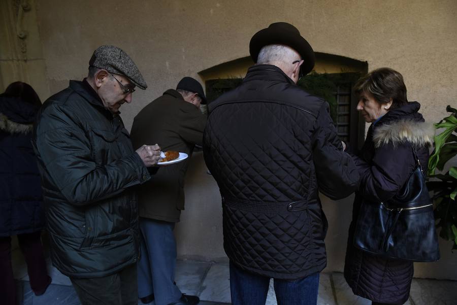 El patio del Palacio Episcopal acogió una celebración en la que se sirvió el tradicional boniato dulce y mistela, un postre con el que antiguamente se celebraba esta onomástica