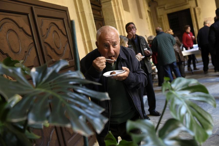 El patio del Palacio Episcopal acogió una celebración en la que se sirvió el tradicional boniato dulce y mistela, un postre con el que antiguamente se celebraba esta onomástica