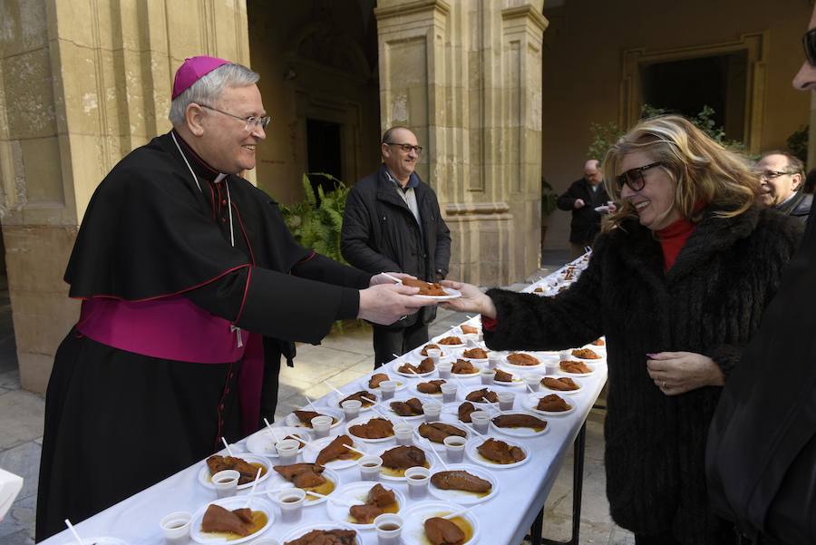 El patio del Palacio Episcopal acogió una celebración en la que se sirvió el tradicional boniato dulce y mistela, un postre con el que antiguamente se celebraba esta onomástica