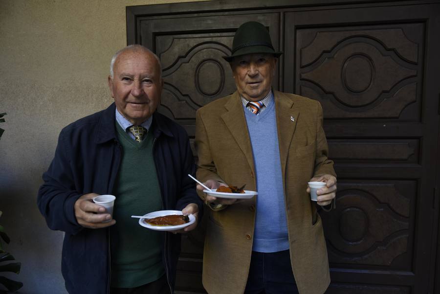 El patio del Palacio Episcopal acogió una celebración en la que se sirvió el tradicional boniato dulce y mistela, un postre con el que antiguamente se celebraba esta onomástica