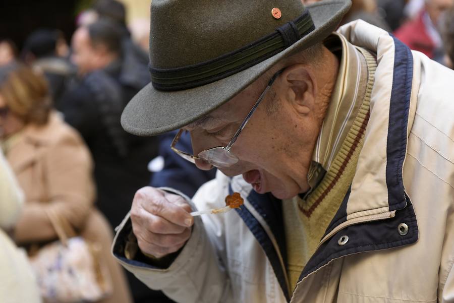 El patio del Palacio Episcopal acogió una celebración en la que se sirvió el tradicional boniato dulce y mistela, un postre con el que antiguamente se celebraba esta onomástica