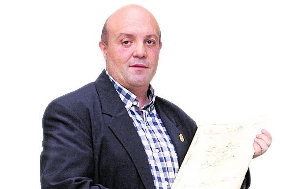 El cronista muestra un documento histórico. 