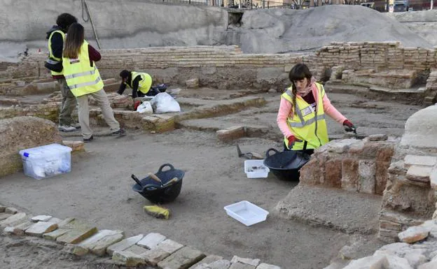 Arqueólogos llevando a cabo trabajos de excavación en el yacimiento de San Esteban, este miércoles.