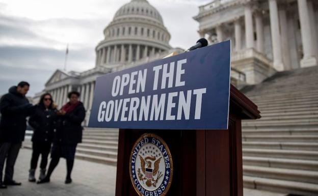 Un cartel pide la reapertura del gobierno federal durante la 26 jornada del cierre parcial de gobierno en el Capitolio de Washington D.C (Estados Unidos). 