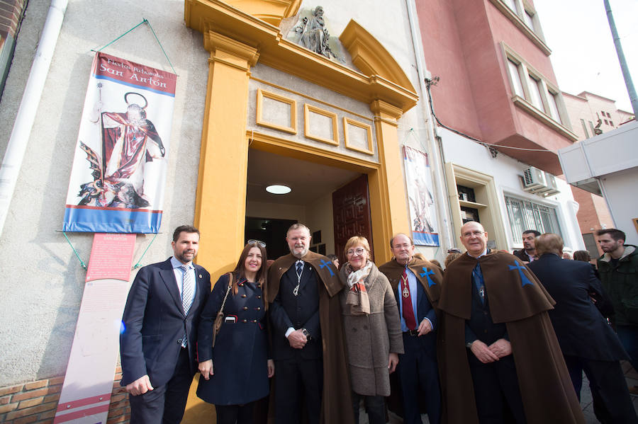 La ermita de San Antón acogió a un centenar de murcianos que llevaron a sus mascotas para que fueran regadas con agua bendita por el padre Jorge Rodríguez