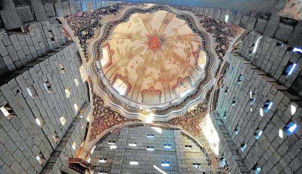 Cúpula sobre pechinas de la iglesia de San Juan, que se encuentra reforzada con bloques de hormigón. agm