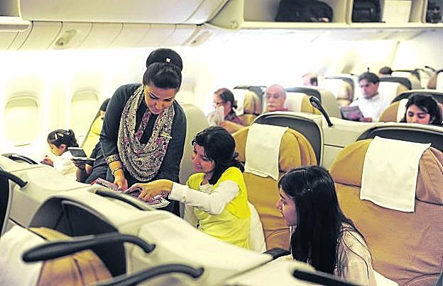 Una azafata de Pakistan International Airlines. 
