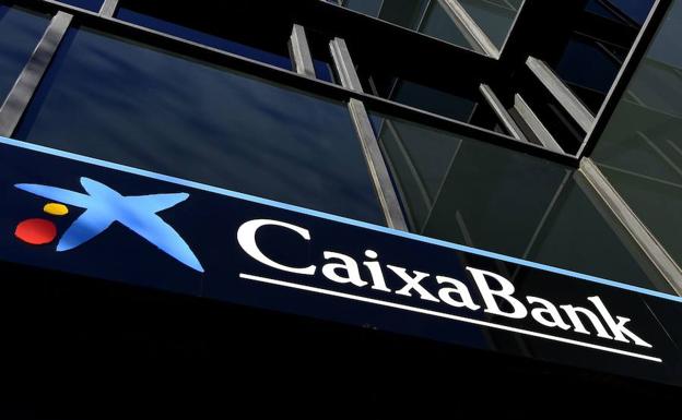 Logotipo de CaixaBank, en el exterior de una oficina.