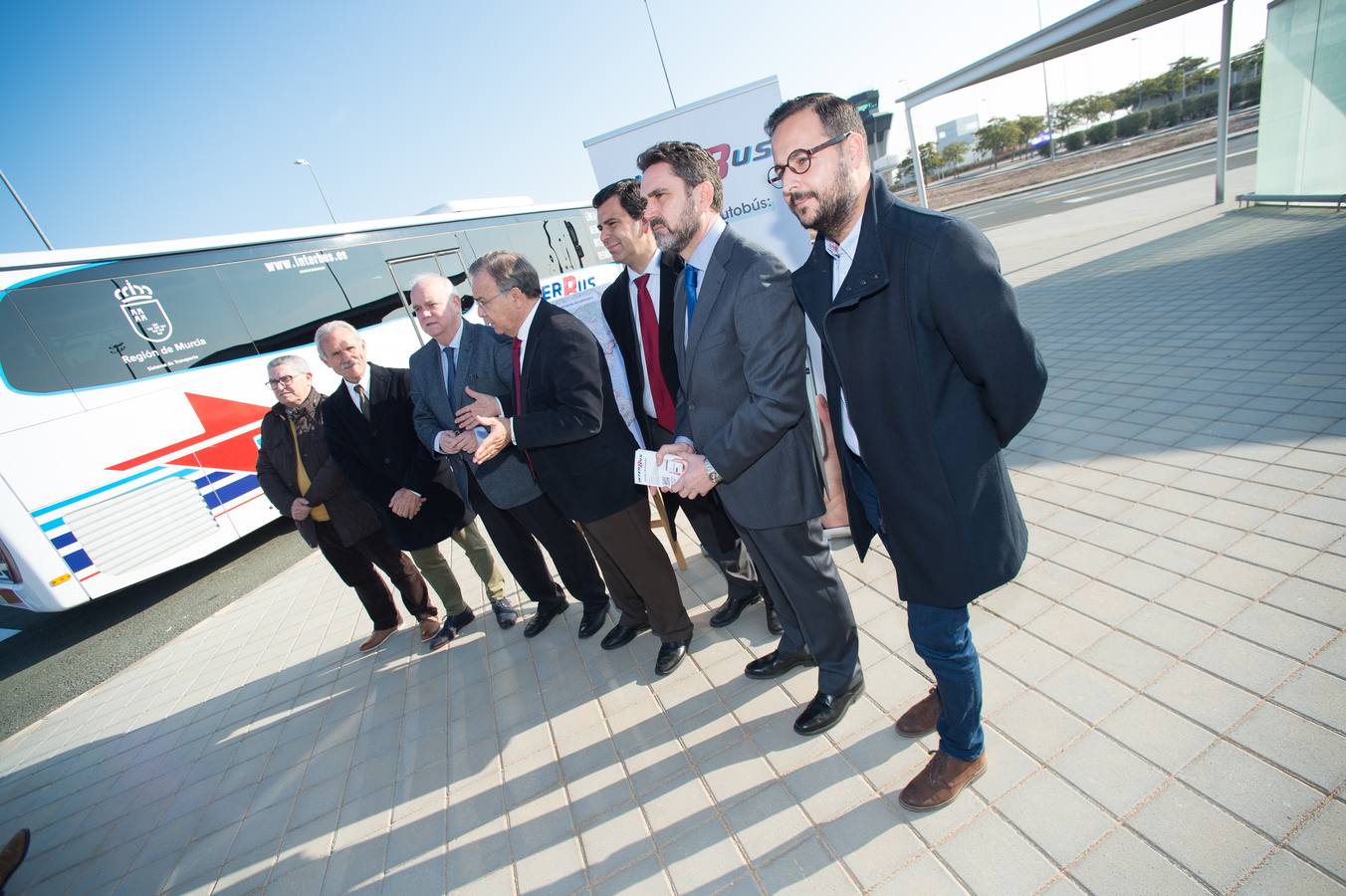 Patricio Valverde avanzó que «se está cerrando el cuadrante de los vuelos de verano, por lo que se reajustarán las líneas de autobús con los destinos propios de esta época del año, en la que se incrementa el número de visitantes a la Región».