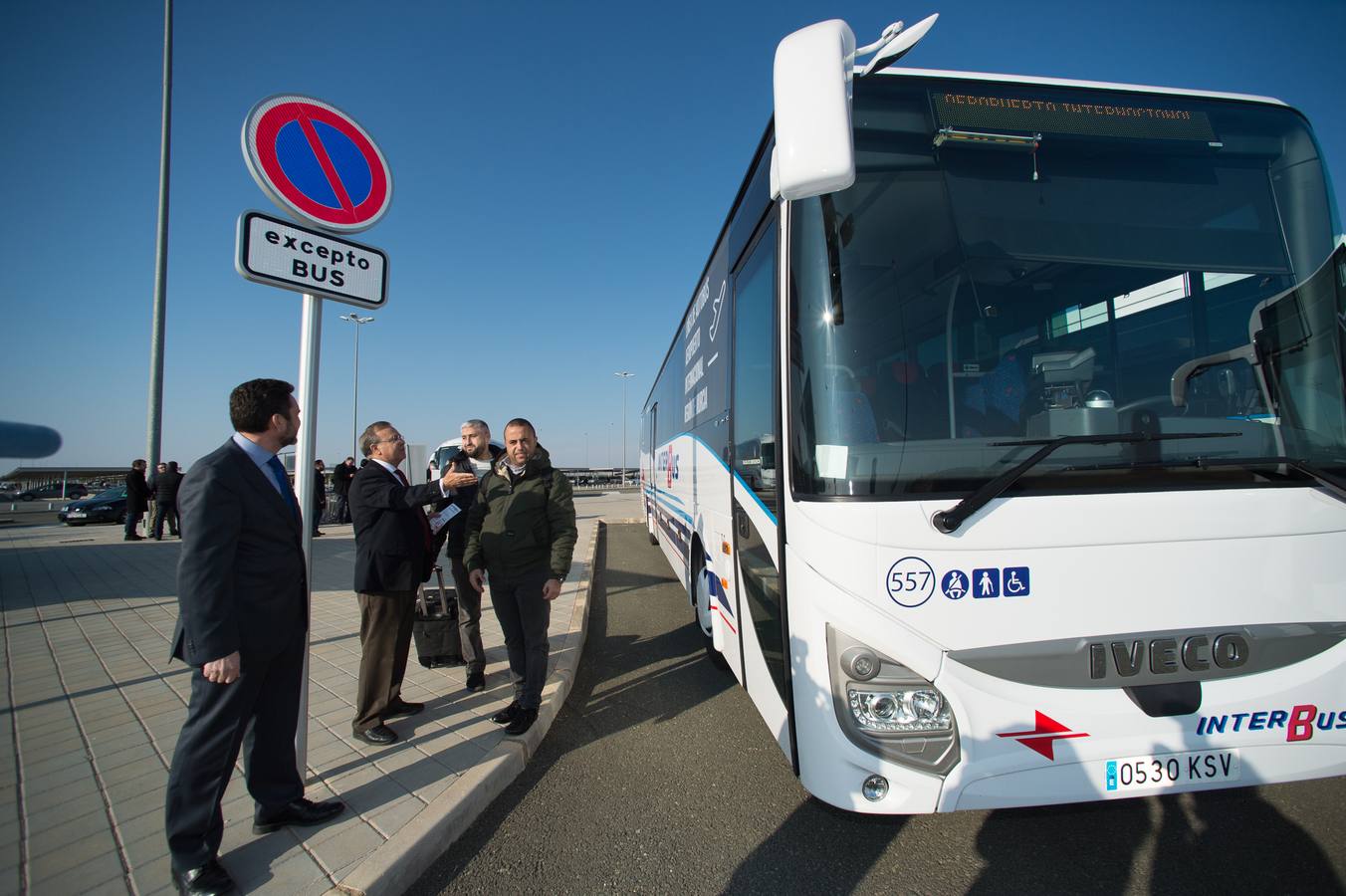 Patricio Valverde avanzó que «se está cerrando el cuadrante de los vuelos de verano, por lo que se reajustarán las líneas de autobús con los destinos propios de esta época del año, en la que se incrementa el número de visitantes a la Región».