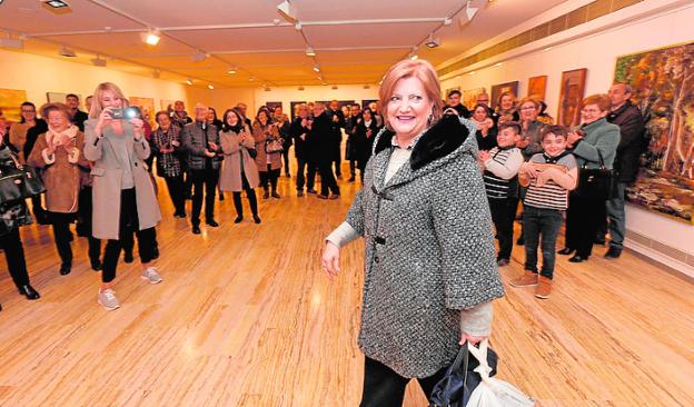 Beatriz Romera, sorprendida, a su llegada a la muestra. 