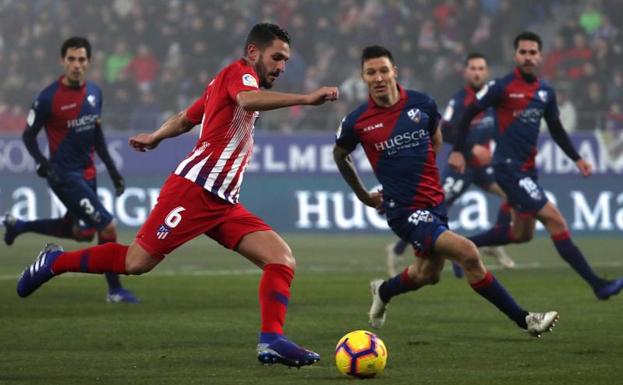 Koke, en una jugada ante la SD. Huesca. 