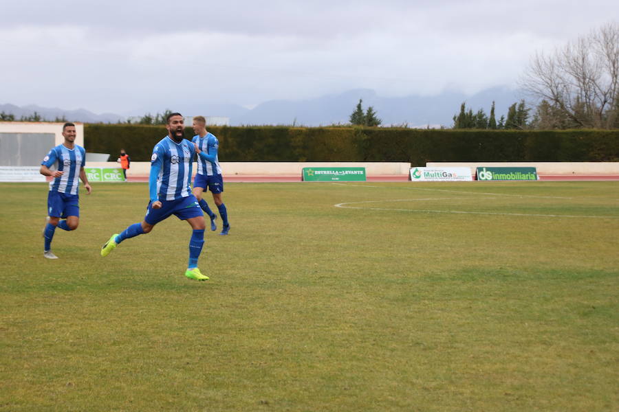 El penalti, ejecutado por Álvarez y una falta, muy bien lanzada por Miquel, sirvieron para remontar el adverso marcador de 0-1 que favorecía al Linense