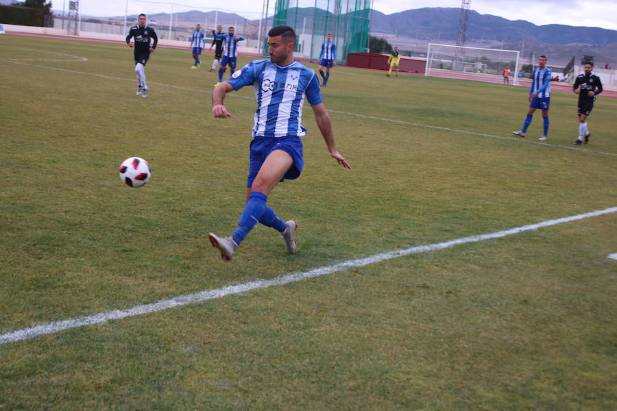 El penalti, ejecutado por Álvarez y una falta, muy bien lanzada por Miquel, sirvieron para remontar el adverso marcador de 0-1 que favorecía al Linense