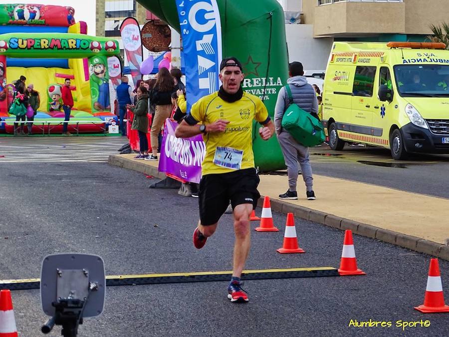 El corredormdel UCAM Cartagena se lleva la II Carrera Popular Virgen del Mar con un tiempo de 24.27 minutos, por los 28.10 para su compañera de club