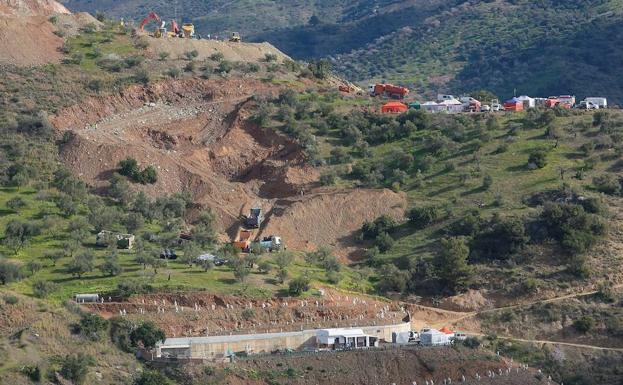 Los rescatadores tratan de llegar hasta Julen con la ayuda de camiones y excavadoras. 