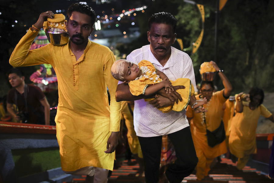 Los devotos del dios hindú Murugan celebran el Taipusam. Es un festival importante de la comunidad Tamil. Los devotos llevan kavadi, o cargas físicas, y participan en una larga procesión, a menudo comenzando antes del amanecer, para honrar al dios hindú Murugan y pedir favores o perdón.