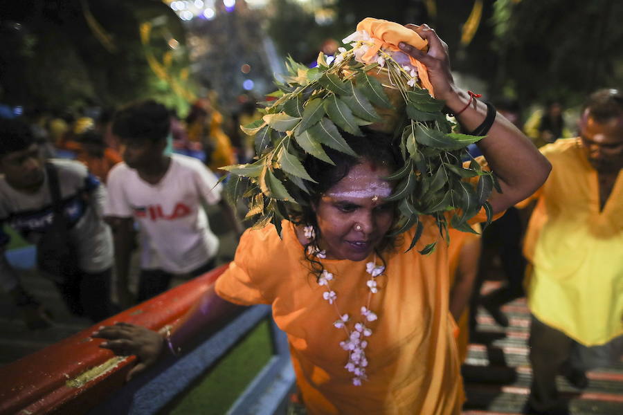 Los devotos del dios hindú Murugan celebran el Taipusam. Es un festival importante de la comunidad Tamil. Los devotos llevan kavadi, o cargas físicas, y participan en una larga procesión, a menudo comenzando antes del amanecer, para honrar al dios hindú Murugan y pedir favores o perdón.