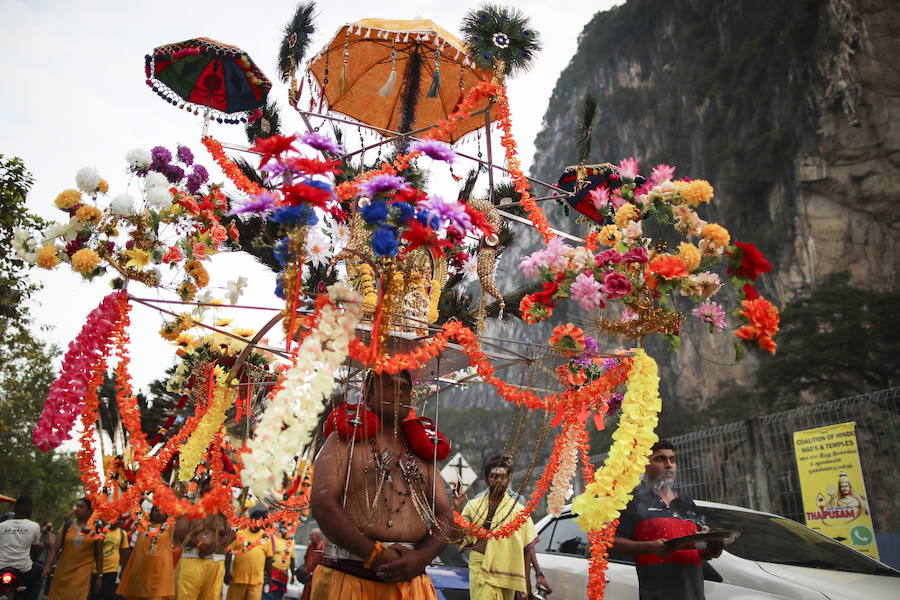 Los devotos del dios hindú Murugan celebran el Taipusam. Es un festival importante de la comunidad Tamil. Los devotos llevan kavadi, o cargas físicas, y participan en una larga procesión, a menudo comenzando antes del amanecer, para honrar al dios hindú Murugan y pedir favores o perdón.