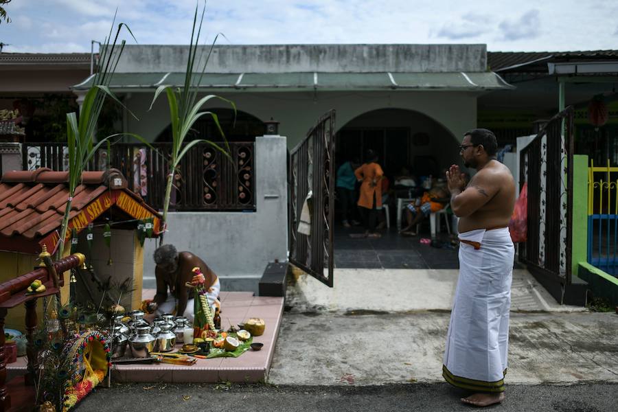 Los devotos del dios hindú Murugan celebran el Taipusam. Es un festival importante de la comunidad Tamil. Los devotos llevan kavadi, o cargas físicas, y participan en una larga procesión, a menudo comenzando antes del amanecer, para honrar al dios hindú Murugan y pedir favores o perdón.