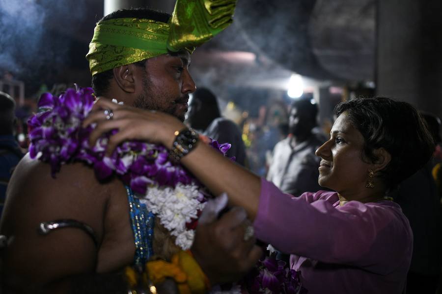 Los devotos del dios hindú Murugan celebran el Taipusam. Es un festival importante de la comunidad Tamil. Los devotos llevan kavadi, o cargas físicas, y participan en una larga procesión, a menudo comenzando antes del amanecer, para honrar al dios hindú Murugan y pedir favores o perdón.