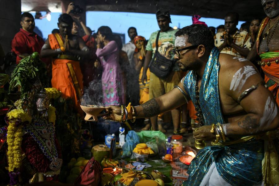 Los devotos del dios hindú Murugan celebran el Taipusam. Es un festival importante de la comunidad Tamil. Los devotos llevan kavadi, o cargas físicas, y participan en una larga procesión, a menudo comenzando antes del amanecer, para honrar al dios hindú Murugan y pedir favores o perdón.