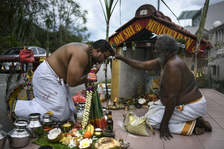Los devotos del dios hindú Murugan celebran el Taipusam. Es un festival importante de la comunidad Tamil. Los devotos llevan kavadi, o cargas físicas, y participan en una larga procesión, a menudo comenzando antes del amanecer, para honrar al dios hindú Murugan y pedir favores o perdón.