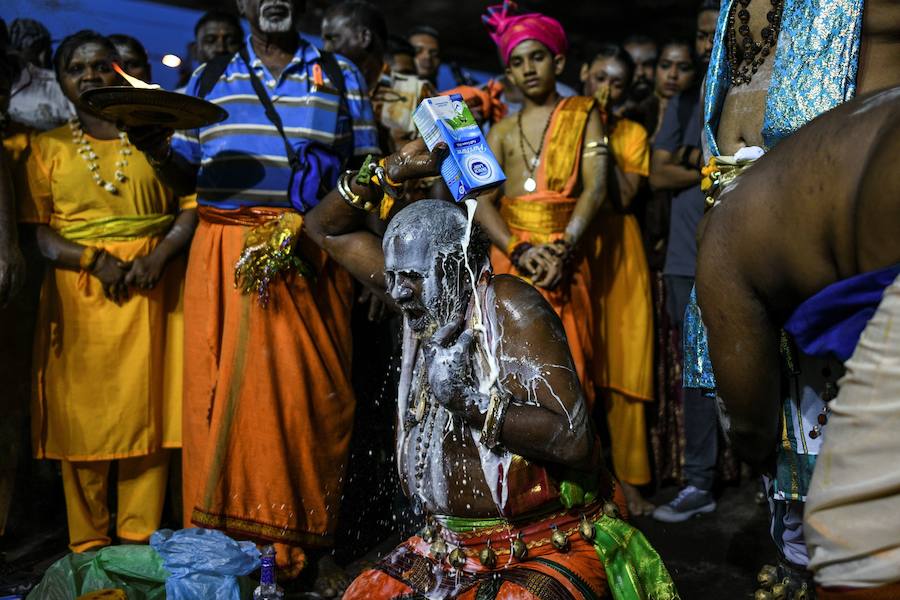 Los devotos del dios hindú Murugan celebran el Taipusam. Es un festival importante de la comunidad Tamil. Los devotos llevan kavadi, o cargas físicas, y participan en una larga procesión, a menudo comenzando antes del amanecer, para honrar al dios hindú Murugan y pedir favores o perdón.