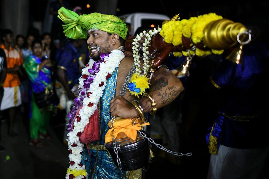 Los devotos del dios hindú Murugan celebran el Taipusam. Es un festival importante de la comunidad Tamil. Los devotos llevan kavadi, o cargas físicas, y participan en una larga procesión, a menudo comenzando antes del amanecer, para honrar al dios hindú Murugan y pedir favores o perdón.