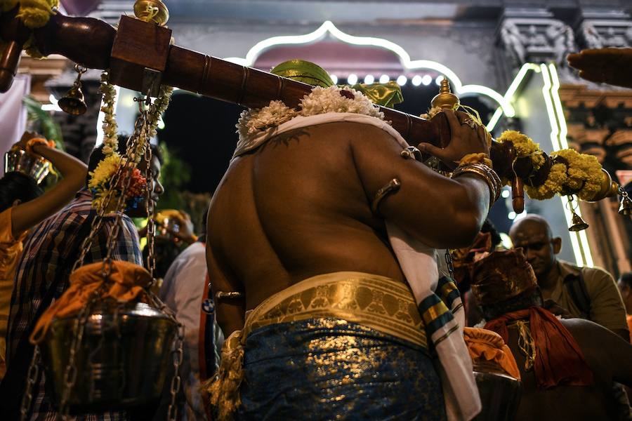 Los devotos del dios hindú Murugan celebran el Taipusam. Es un festival importante de la comunidad Tamil. Los devotos llevan kavadi, o cargas físicas, y participan en una larga procesión, a menudo comenzando antes del amanecer, para honrar al dios hindú Murugan y pedir favores o perdón.