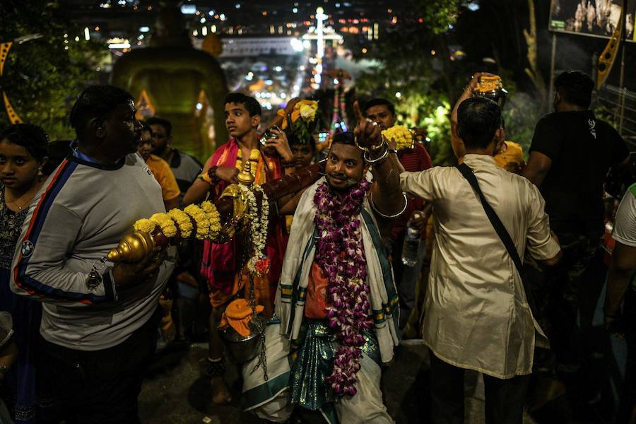 Los devotos del dios hindú Murugan celebran el Taipusam. Es un festival importante de la comunidad Tamil. Los devotos llevan kavadi, o cargas físicas, y participan en una larga procesión, a menudo comenzando antes del amanecer, para honrar al dios hindú Murugan y pedir favores o perdón.