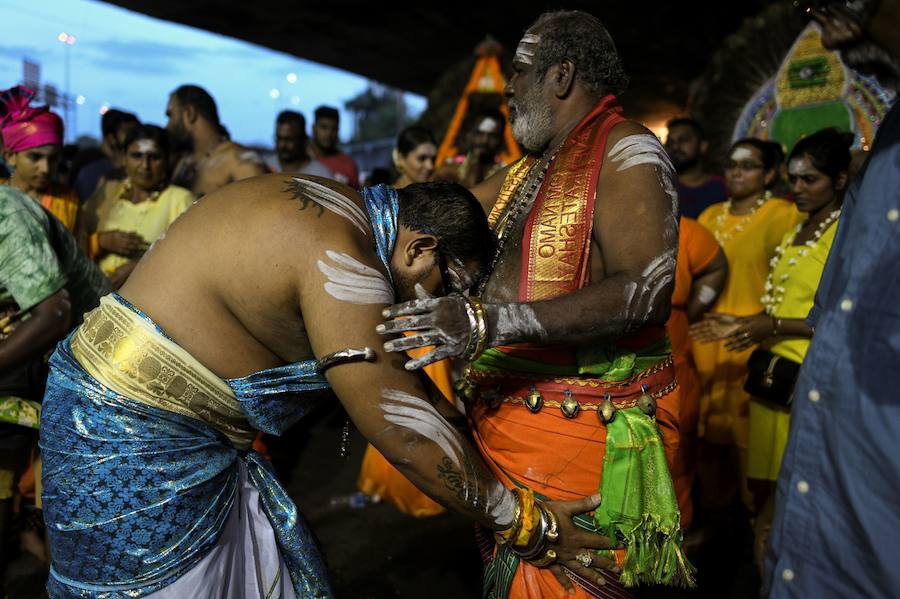 Los devotos del dios hindú Murugan celebran el Taipusam. Es un festival importante de la comunidad Tamil. Los devotos llevan kavadi, o cargas físicas, y participan en una larga procesión, a menudo comenzando antes del amanecer, para honrar al dios hindú Murugan y pedir favores o perdón.